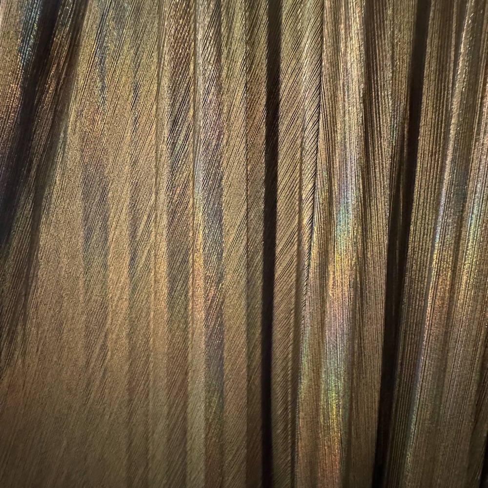 Elegant Golden Metallic Pleated Iridescent High slit skirt - Picture 5 of 10